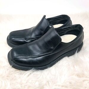 SKECHERS SLIPON LOAFER STYLE. SIZE 9, EURO 42.